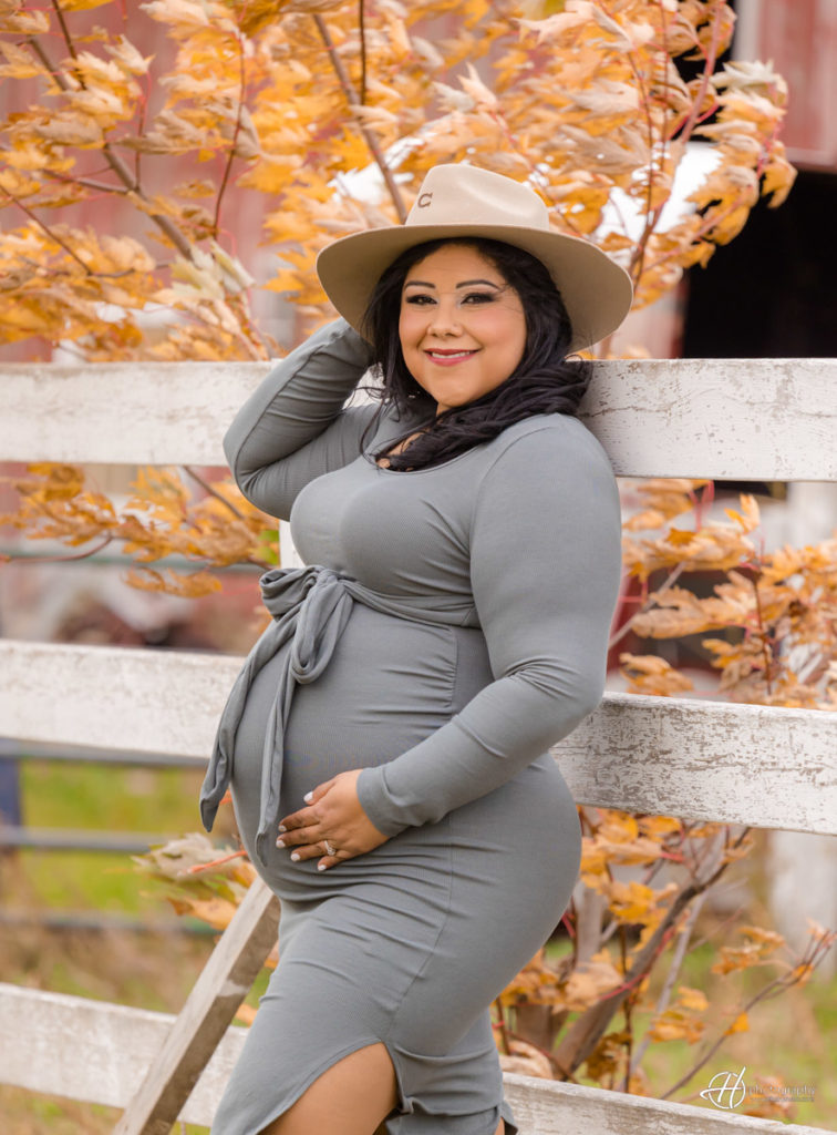 Great maternity outfit for a photo shoot