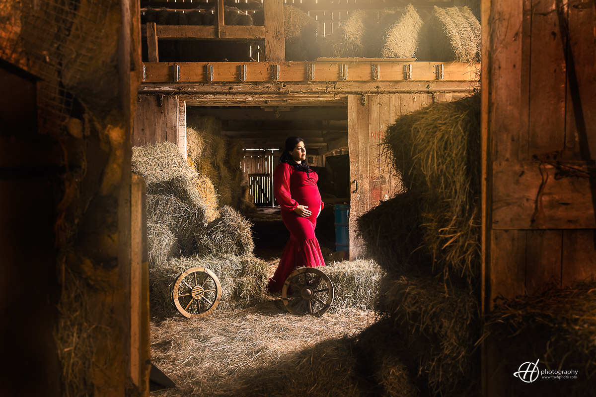 Maternity photo with Maritza in the barn.