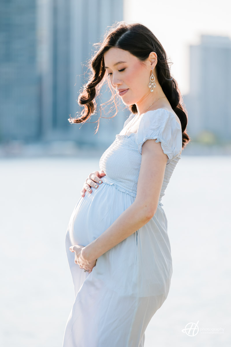 Airy and Clean Maternity Portrait of Lisa 