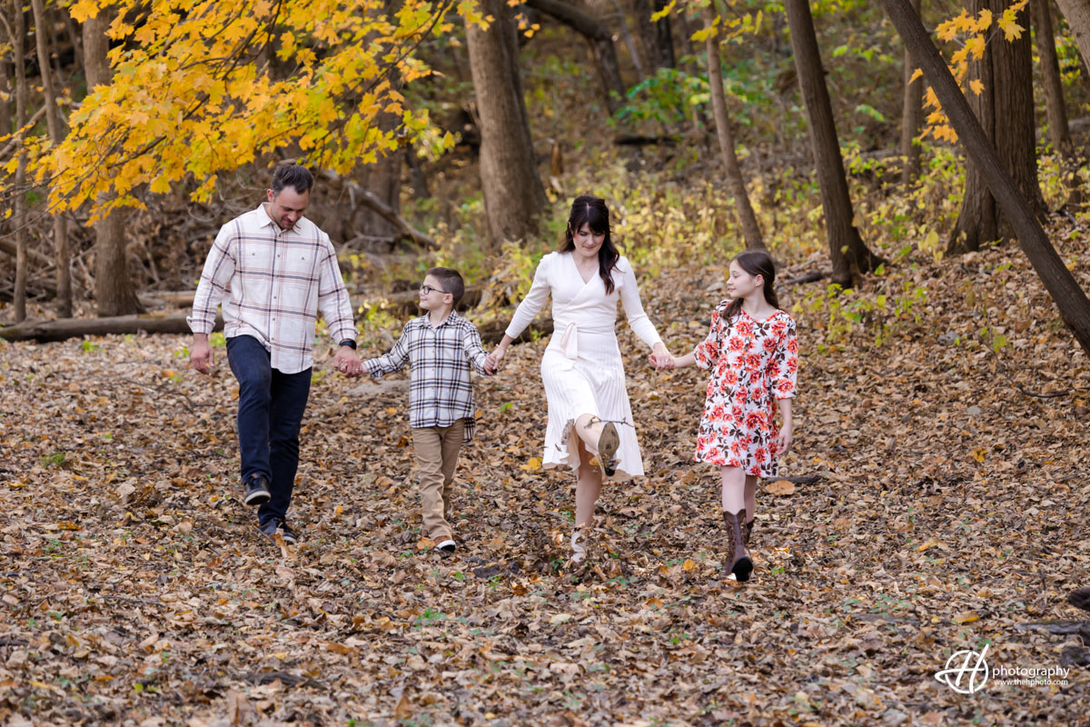 Chicago-family-walking-around-forest-preserve