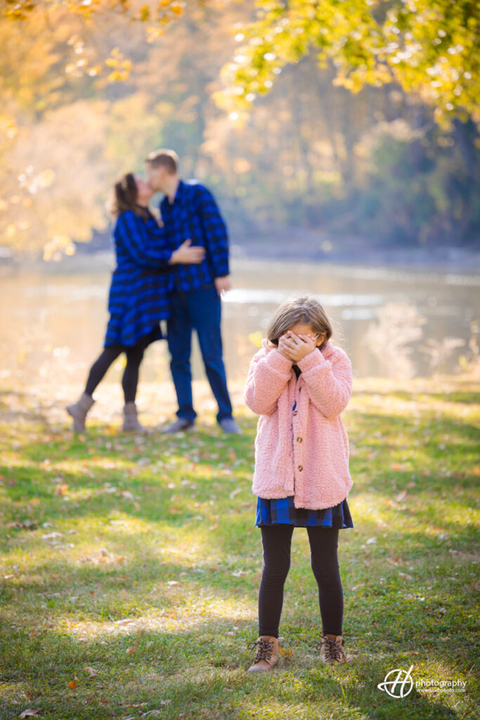 parents kissing while Gabriela covers her eyes 